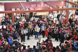 “潇湘琴人手风琴乐团”和“湖南十二律合唱团”，在商业广场以“快闪”形式联合举办2019年新春文艺演出