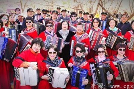 北京手风琴琴友之家在北京玉渊潭公园举行庆祝建国70周年活动