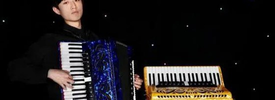 第一台国产电子手风琴 “ 天烁 ” 研制成功！